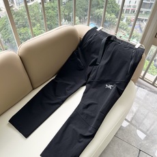 ARCTER*X始*祖鸟 2026春夏新款休闲运动风格休闲裤,户外品牌可能大家第一想到的就是加拿大鹅、始祖鸟。给人一种标 ARCTER*X始*祖鸟 2026春夏新款休闲运动风格休闲裤,户外品牌可能大家第一想到的就是加拿大鹅、始祖鸟。给人一种标