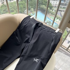 ARCTER*X始*祖鸟 2026春夏新款休闲运动风格休闲裤,户外品牌可能大家第一想到的就是加拿大鹅、始祖鸟。给人一种标 ARCTER*X始*祖鸟 2026春夏新款休闲运动风格休闲裤,户外品牌可能大家第一想到的就是加拿大鹅、始祖鸟。给人一种标