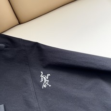 ARCTER*X始*祖鸟 2026春夏新款休闲运动风格休闲裤,户外品牌可能大家第一想到的就是加拿大鹅、始祖鸟。给人一种标 ARCTER*X始*祖鸟 2026春夏新款休闲运动风格休闲裤,户外品牌可能大家第一想到的就是加拿大鹅、始祖鸟。给人一种标