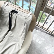 ARCTER*X始*祖鸟 2026春夏新款休闲运动风格休闲裤,户外品牌可能大家第一想到的就是加拿大鹅、始祖鸟。给人一种标 ARCTER*X始*祖鸟 2026春夏新款休闲运动风格休闲裤,户外品牌可能大家第一想到的就是加拿大鹅、始祖鸟。给人一种标