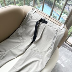 ARCTER*X始*祖鸟 2026春夏新款休闲运动风格休闲裤,户外品牌可能大家第一想到的就是加拿大鹅、始祖鸟。给人一种标 ARCTER*X始*祖鸟 2026春夏新款休闲运动风格休闲裤,户外品牌可能大家第一想到的就是加拿大鹅、始祖鸟。给人一种标