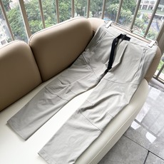 ARCTER*X始*祖鸟 2026春夏新款休闲运动风格休闲裤,户外品牌可能大家第一想到的就是加拿大鹅、始祖鸟。给人一种标 ARCTER*X始*祖鸟 2026春夏新款休闲运动风格休闲裤,户外品牌可能大家第一想到的就是加拿大鹅、始祖鸟。给人一种标