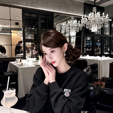 Moncler蒙口2026秋冬新款贸易订单长袖打底衫,全品相!!网红款!胸前logo图案刺绣设计!上身舒适透气,不僵硬, Moncler蒙口2026秋冬新款贸易订单长袖打底衫,全品相!!网红款!胸前logo图案刺绣设计!上身舒适透气,不僵硬,