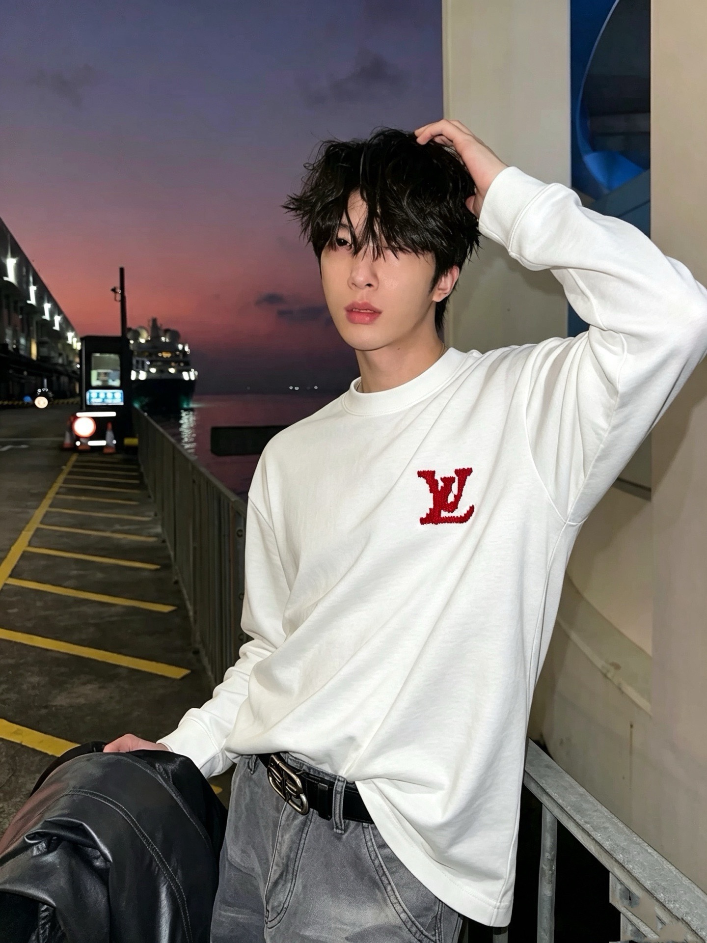 LouisVuitt*路易*登 2026秋冬新款男士长袖打底衫,非常时髦胸前logo刺绣修饰!区别于以往的不同,宣示品牌 LouisVuitt*路易*登 2026秋冬新款男士长袖打底衫,非常时髦胸前logo刺绣修饰!区别于以往的不同,宣示品牌
