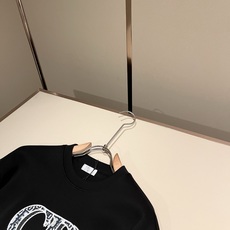 Dio*迪家 2026秋冬新款男女同款👫长袖卫衣,专柜同步发售!定制专属纯棉面料卫衣,定制原版工艺螺纹,采用字母logo Dio*迪家 2026秋冬新款男女同款👫长袖卫衣,专柜同步发售!定制专属纯棉面料卫衣,定制原版工艺螺纹,采用字母logo