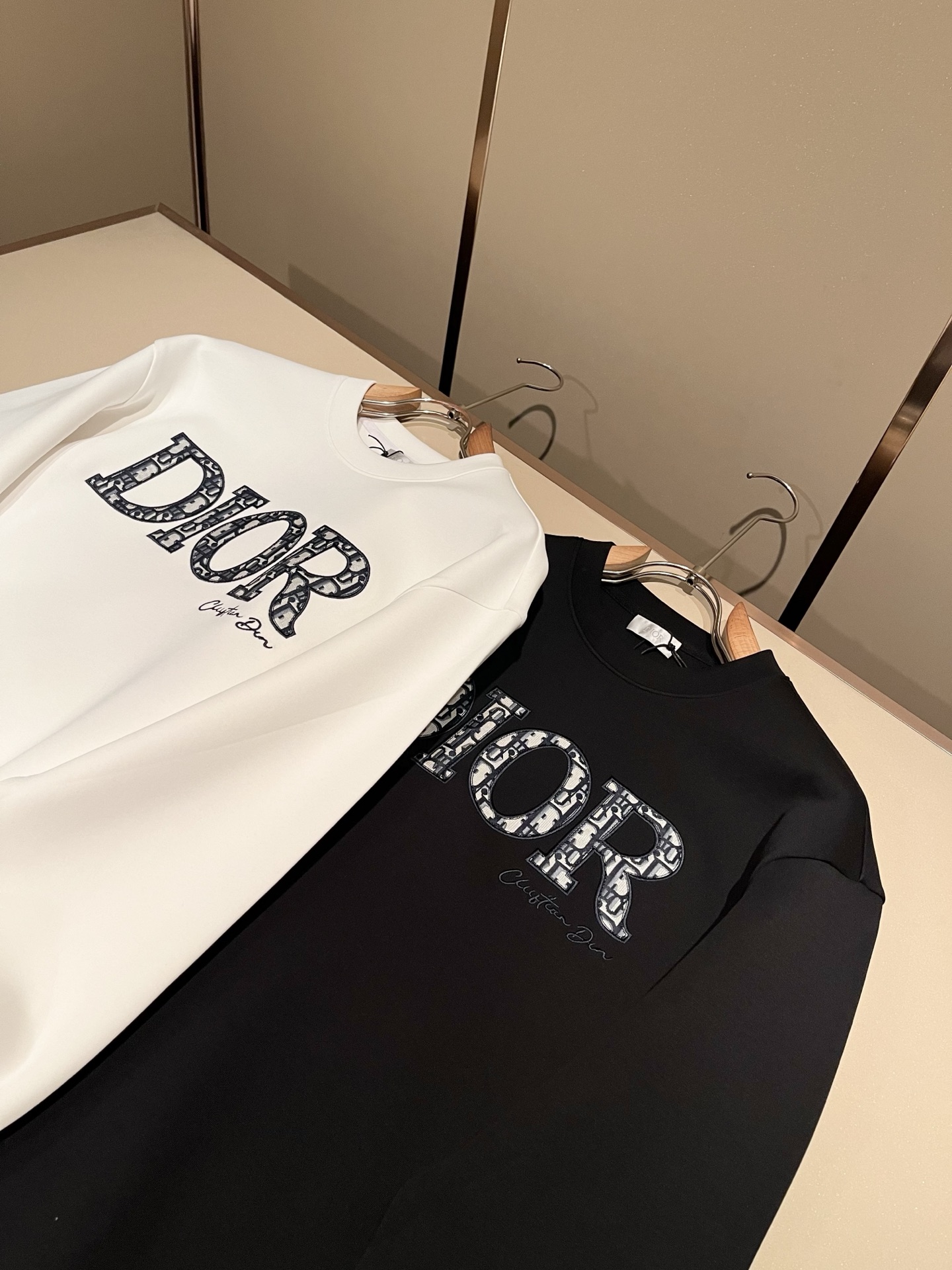 Dio*迪家 2026秋冬新款男女同款👫长袖卫衣,专柜同步发售!定制专属纯棉面料卫衣,定制原版工艺螺纹,采用字母logo Dio*迪家 2026秋冬新款男女同款👫长袖卫衣,专柜同步发售!定制专属纯棉面料卫衣,定制原版工艺螺纹,采用字母logo