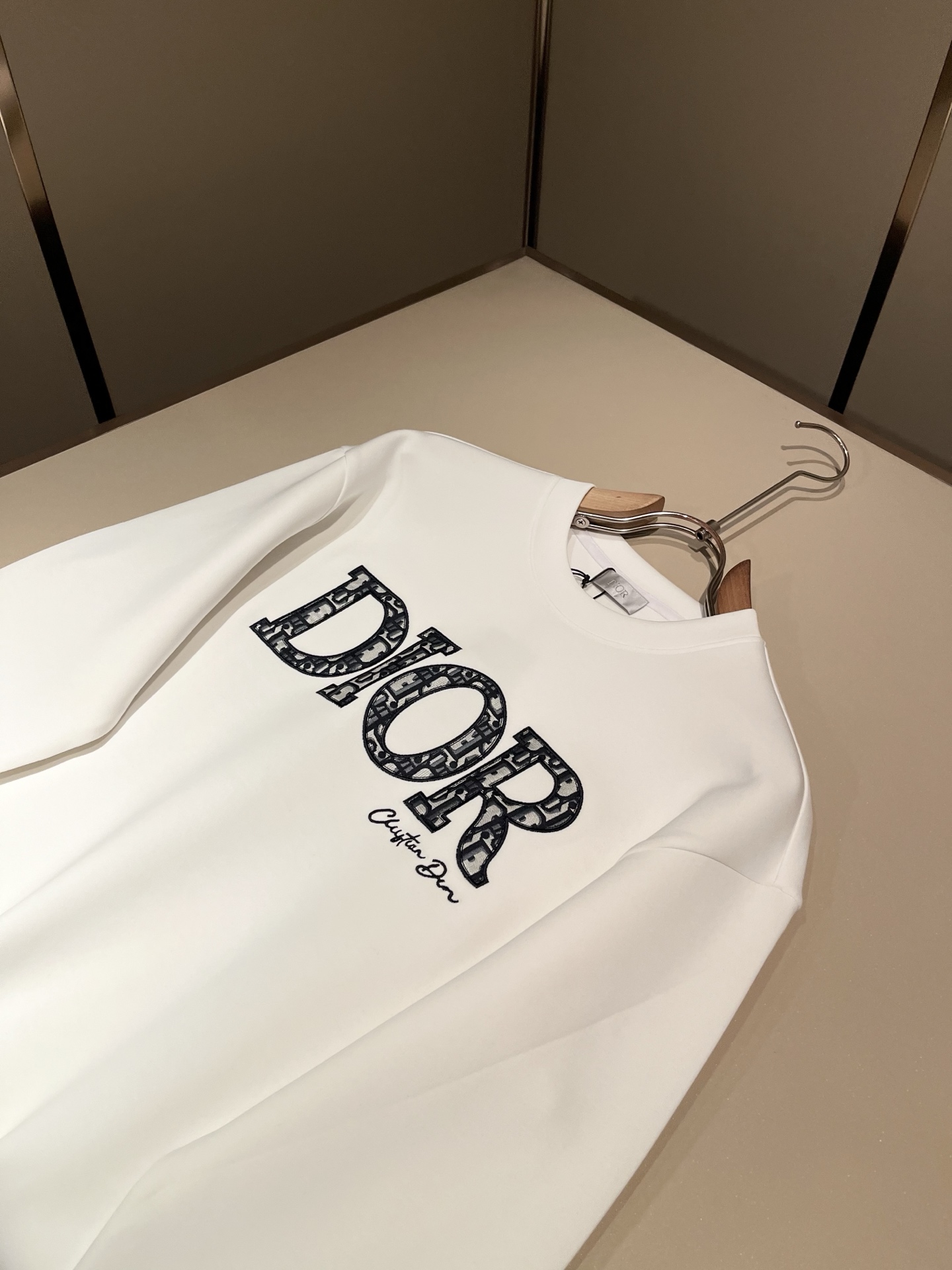 Dio*迪家 2026秋冬新款男女同款👫长袖卫衣,专柜同步发售!定制专属纯棉面料卫衣,定制原版工艺螺纹,采用字母logo Dio*迪家 2026秋冬新款男女同款👫长袖卫衣,专柜同步发售!定制专属纯棉面料卫衣,定制原版工艺螺纹,采用字母logo