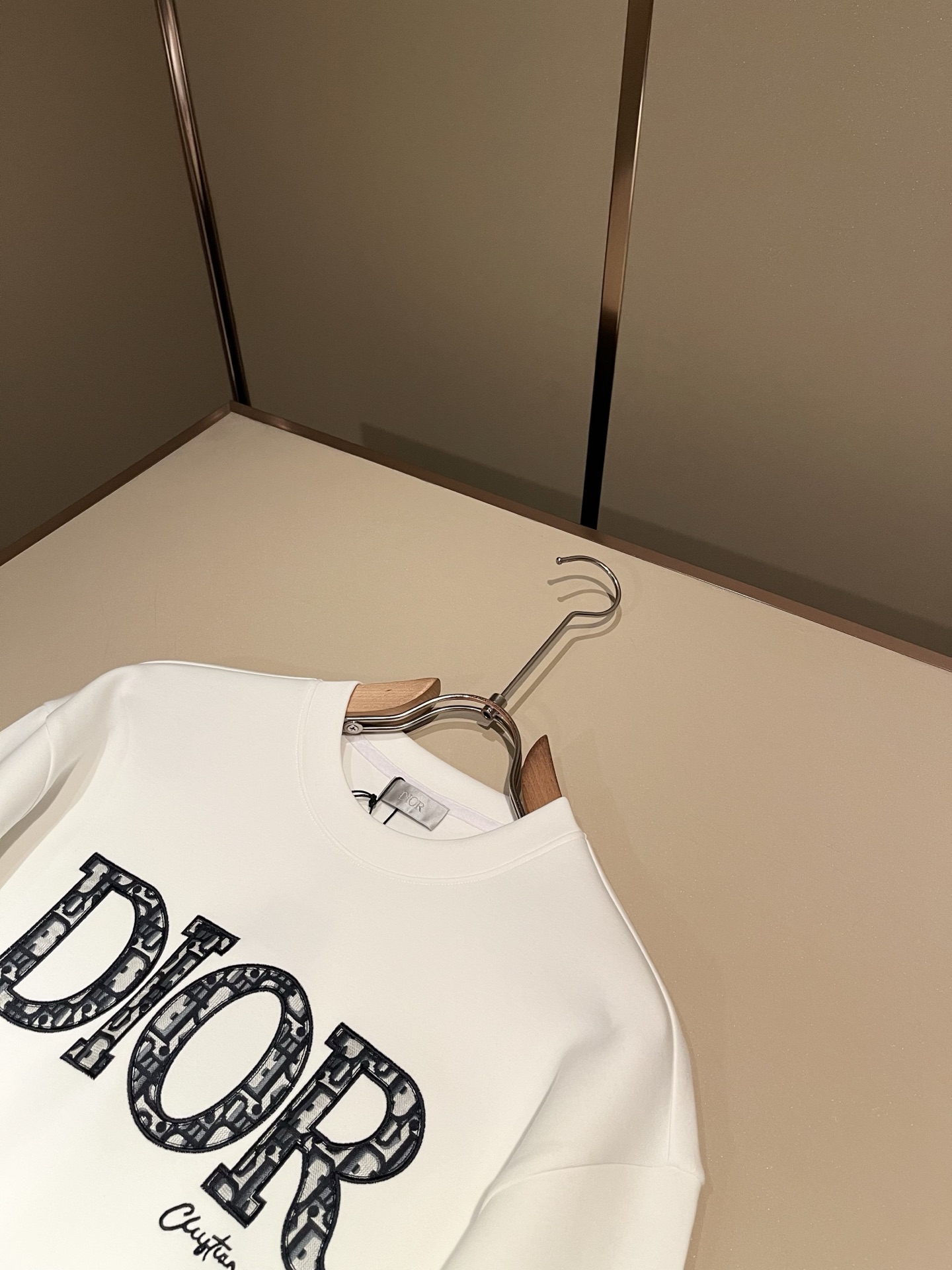 Dio*迪家 2026秋冬新款男女同款👫长袖卫衣,专柜同步发售!定制专属纯棉面料卫衣,定制原版工艺螺纹,采用字母logo Dio*迪家 2026秋冬新款男女同款👫长袖卫衣,专柜同步发售!定制专属纯棉面料卫衣,定制原版工艺螺纹,采用字母logo