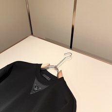 PRAD*A普*达2026秋冬新款男女同款👫长袖卫衣,最新款全网独家首上!!~既经典有时尚百搭,谁不爱啊,将经典再次展现 PRAD*A普*达2026秋冬新款男女同款👫长袖卫衣,最新款全网独家首上!!~既经典有时尚百搭,谁不爱啊,将经典再次展现