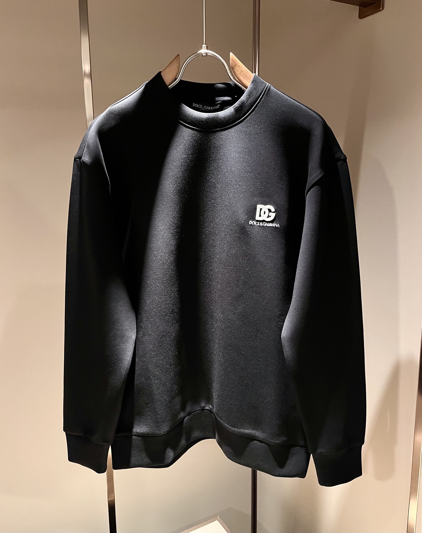 Dolce&Gabba*a 杜嘉*纳2026秋冬新款男女同款👫卫衣,专柜同步发售!定制专属纯棉面料,胸前字母logo刺绣 Dolce&Gabba*a 杜嘉*纳2026秋冬新款男女同款👫卫衣,专柜同步发售!定制专属纯棉面料,胸前字母logo刺绣