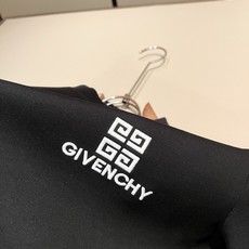 Giv*chy/纪*希2026秋冬新款男女同款👫卫衣,主创时尚注入了全新时尚能量。通过探索各种题材和性感魅力,极具辨识度 Giv*chy/纪*希2026秋冬新款男女同款👫卫衣,主创时尚注入了全新时尚能量。通过探索各种题材和性感魅力,极具辨识度