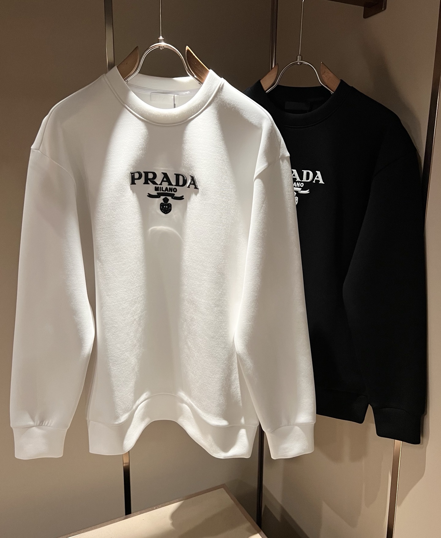 PRAD*A普*达2026秋冬新款男女同款👫长袖卫衣,最新款全网独家首上!!~既经典有时尚百搭,谁不爱啊,将经典再次展现 PRAD*A普*达2026秋冬新款男女同款👫长袖卫衣,最新款全网独家首上!!~既经典有时尚百搭,谁不爱啊,将经典再次展现