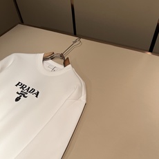 PRAD*A普*达2026秋冬新款男女同款👫长袖卫衣,最新款全网独家首上!!~既经典有时尚百搭,谁不爱啊,将经典再次展现 PRAD*A普*达2026秋冬新款男女同款👫长袖卫衣,最新款全网独家首上!!~既经典有时尚百搭,谁不爱啊,将经典再次展现