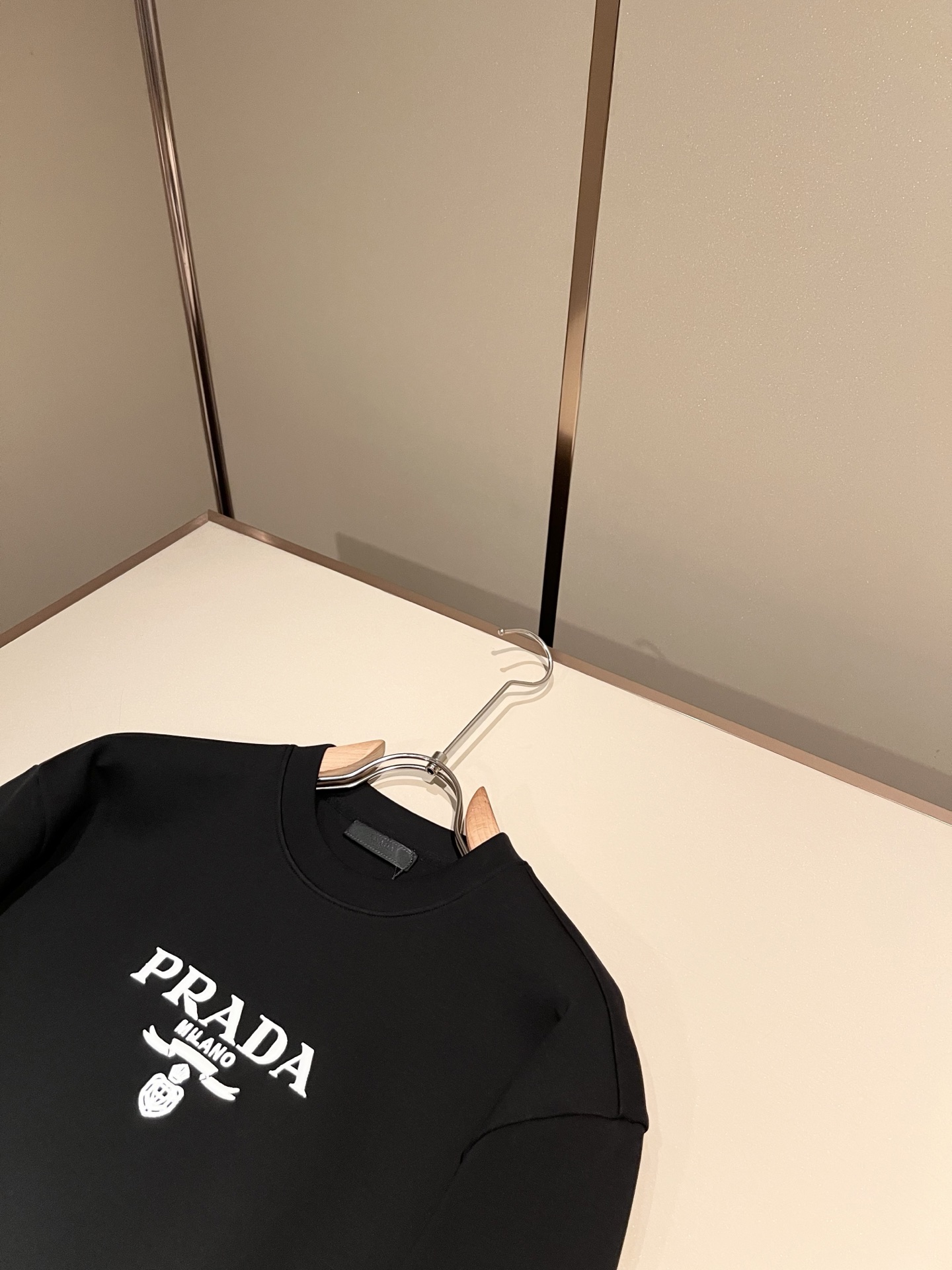PRAD*A普*达2026秋冬新款男女同款👫长袖卫衣,最新款全网独家首上!!~既经典有时尚百搭,谁不爱啊,将经典再次展现 PRAD*A普*达2026秋冬新款男女同款👫长袖卫衣,最新款全网独家首上!!~既经典有时尚百搭,谁不爱啊,将经典再次展现