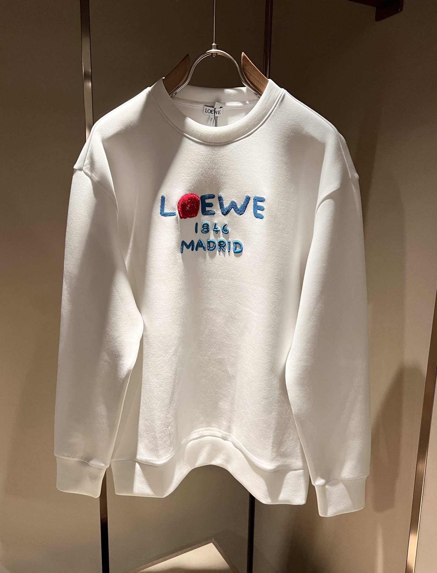 LOE*WE罗*威 2026秋冬男女同款👫长袖卫衣,意大利原厂订单渠道,极具个性高级潮风,标志logo刺绣设计!情侣款定 LOE*WE罗*威 2026秋冬男女同款👫长袖卫衣,意大利原厂订单渠道,极具个性高级潮风,标志logo刺绣设计!情侣款定