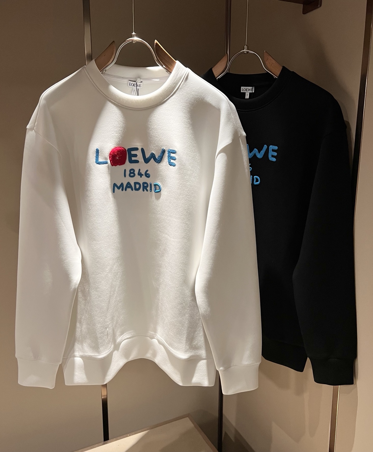 LOE*WE罗*威 2026秋冬男女同款👫长袖卫衣,意大利原厂订单渠道,极具个性高级潮风,标志logo刺绣设计!情侣款定 LOE*WE罗*威 2026秋冬男女同款👫长袖卫衣,意大利原厂订单渠道,极具个性高级潮风,标志logo刺绣设计!情侣款定