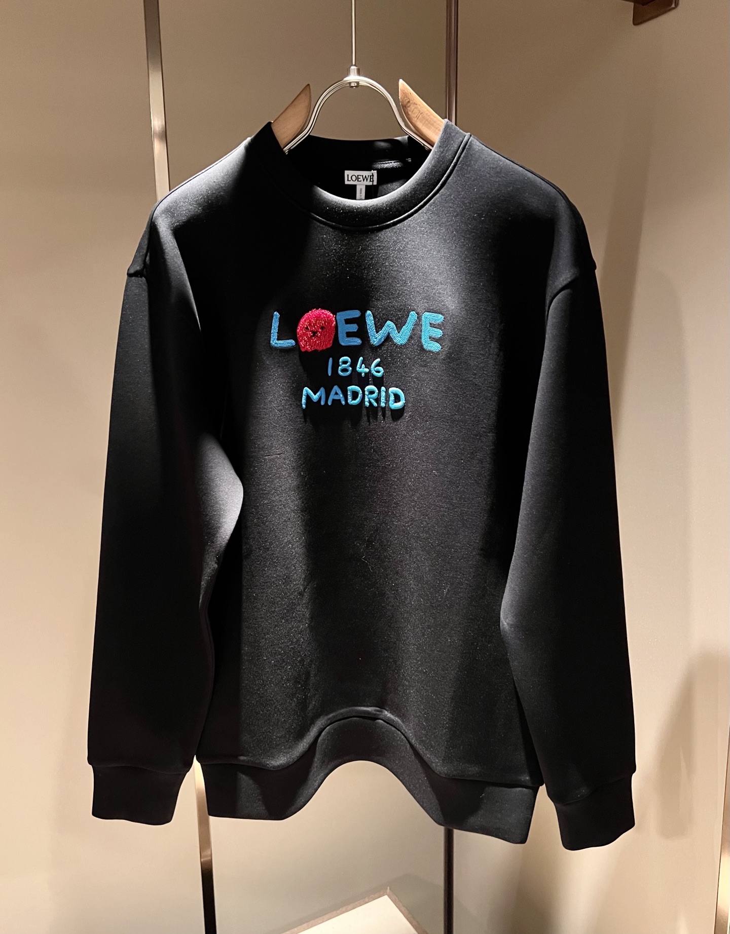 LOE*WE罗*威 2026秋冬男女同款👫长袖卫衣,意大利原厂订单渠道,极具个性高级潮风,标志logo刺绣设计!情侣款定 LOE*WE罗*威 2026秋冬男女同款👫长袖卫衣,意大利原厂订单渠道,极具个性高级潮风,标志logo刺绣设计!情侣款定