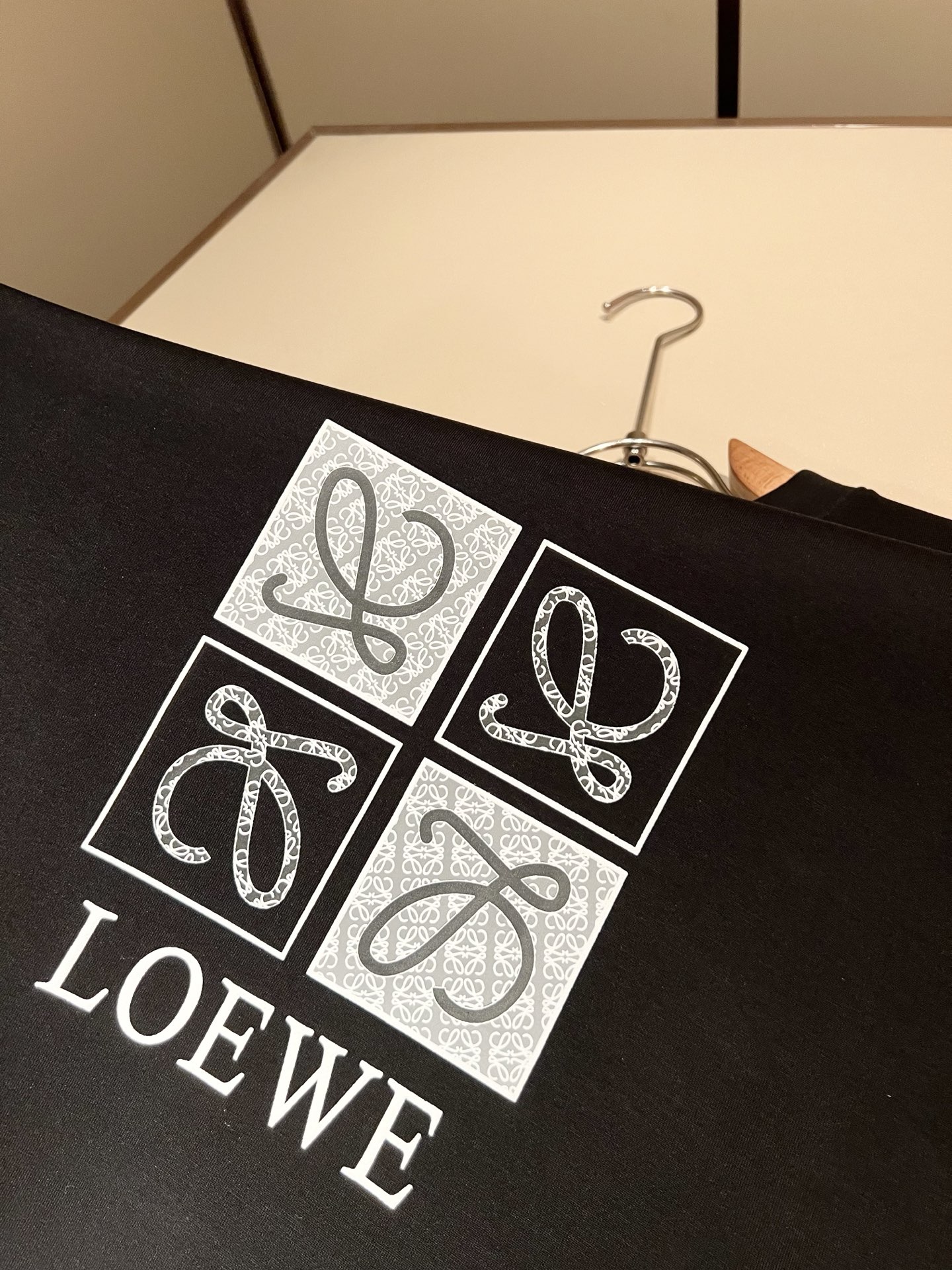 LOE*WE罗*威 2026秋冬男女同款👫长袖卫衣,意大利原厂订单渠道,极具个性高级潮风,标志logo刺绣设计!情侣款定 LOE*WE罗*威 2026秋冬男女同款👫长袖卫衣,意大利原厂订单渠道,极具个性高级潮风,标志logo刺绣设计!情侣款定