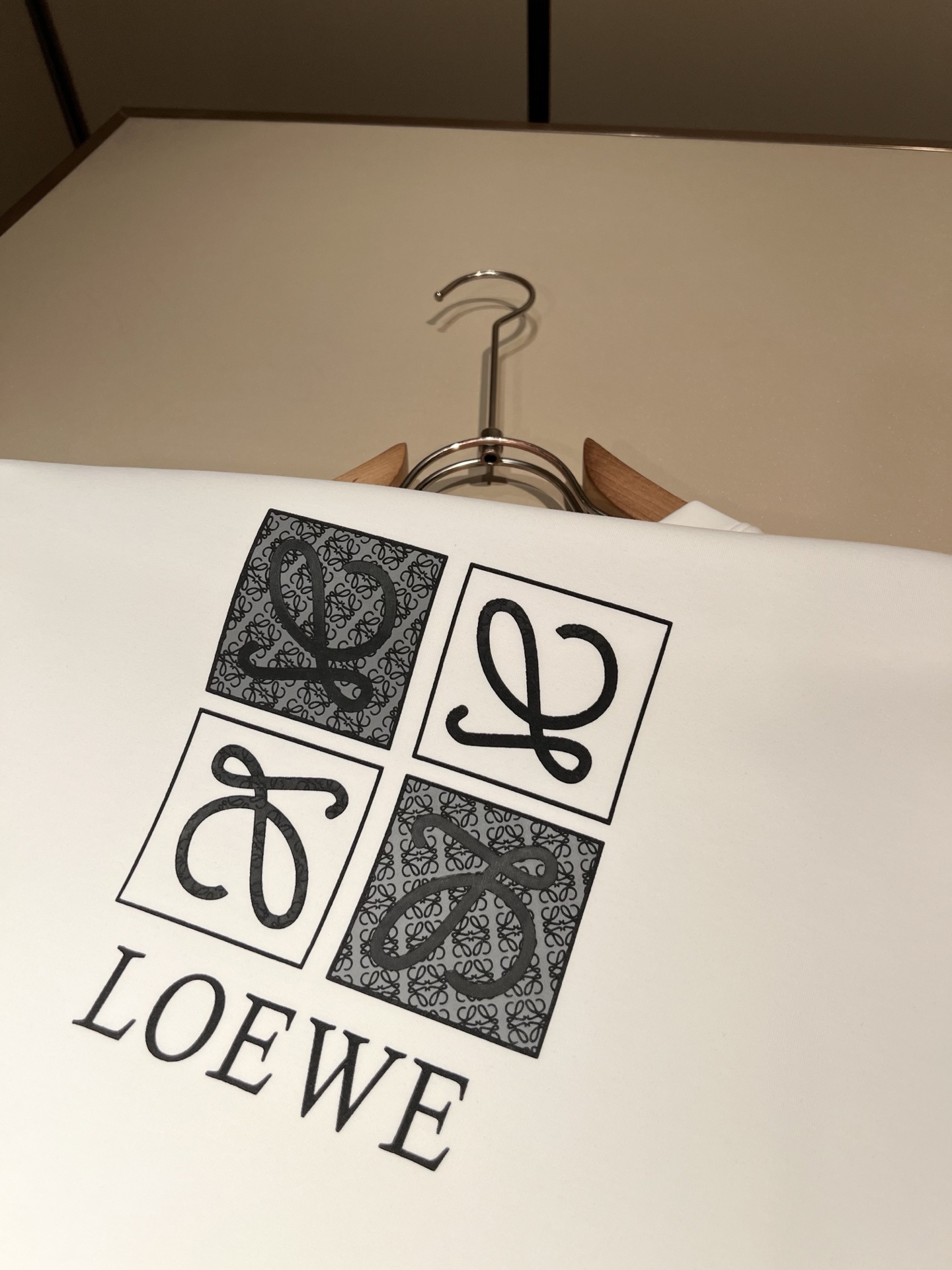 LOE*WE罗*威 2026秋冬男女同款👫长袖卫衣,意大利原厂订单渠道,极具个性高级潮风,标志logo刺绣设计!情侣款定 LOE*WE罗*威 2026秋冬男女同款👫长袖卫衣,意大利原厂订单渠道,极具个性高级潮风,标志logo刺绣设计!情侣款定