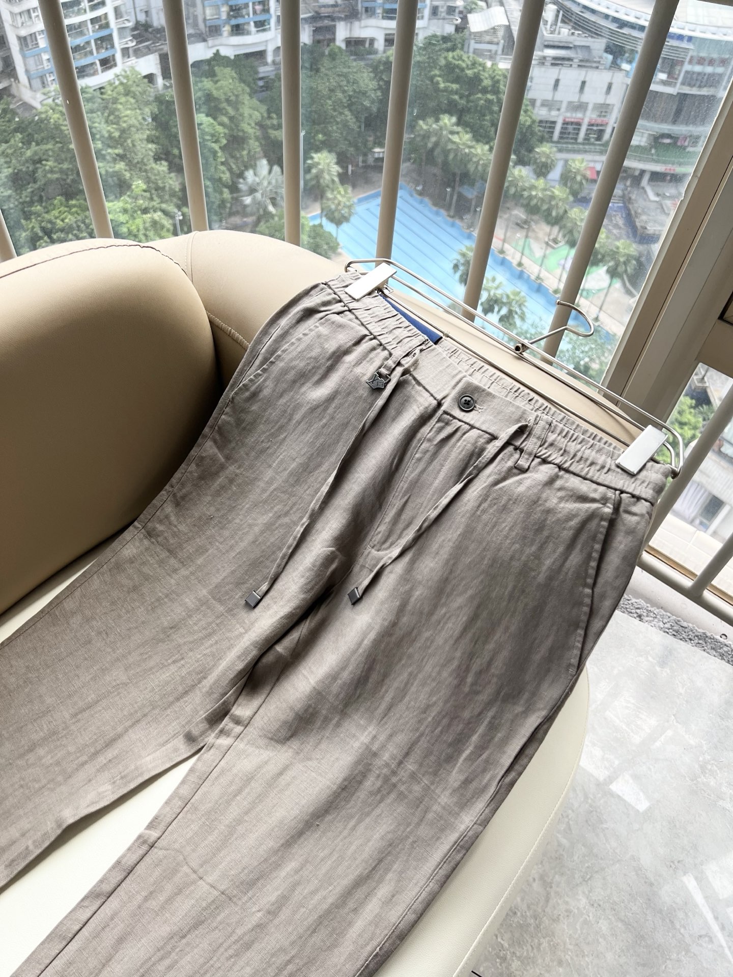 LouisVuitt*路易*登 2026春夏新款男士棉麻休闲裤,男士经典时尚百搭商务休闲西裤! 都市精英商务休闲首选, LouisVuitt*路易*登 2026春夏新款男士棉麻休闲裤,男士经典时尚百搭商务休闲西裤! 都市精英商务休闲首选,