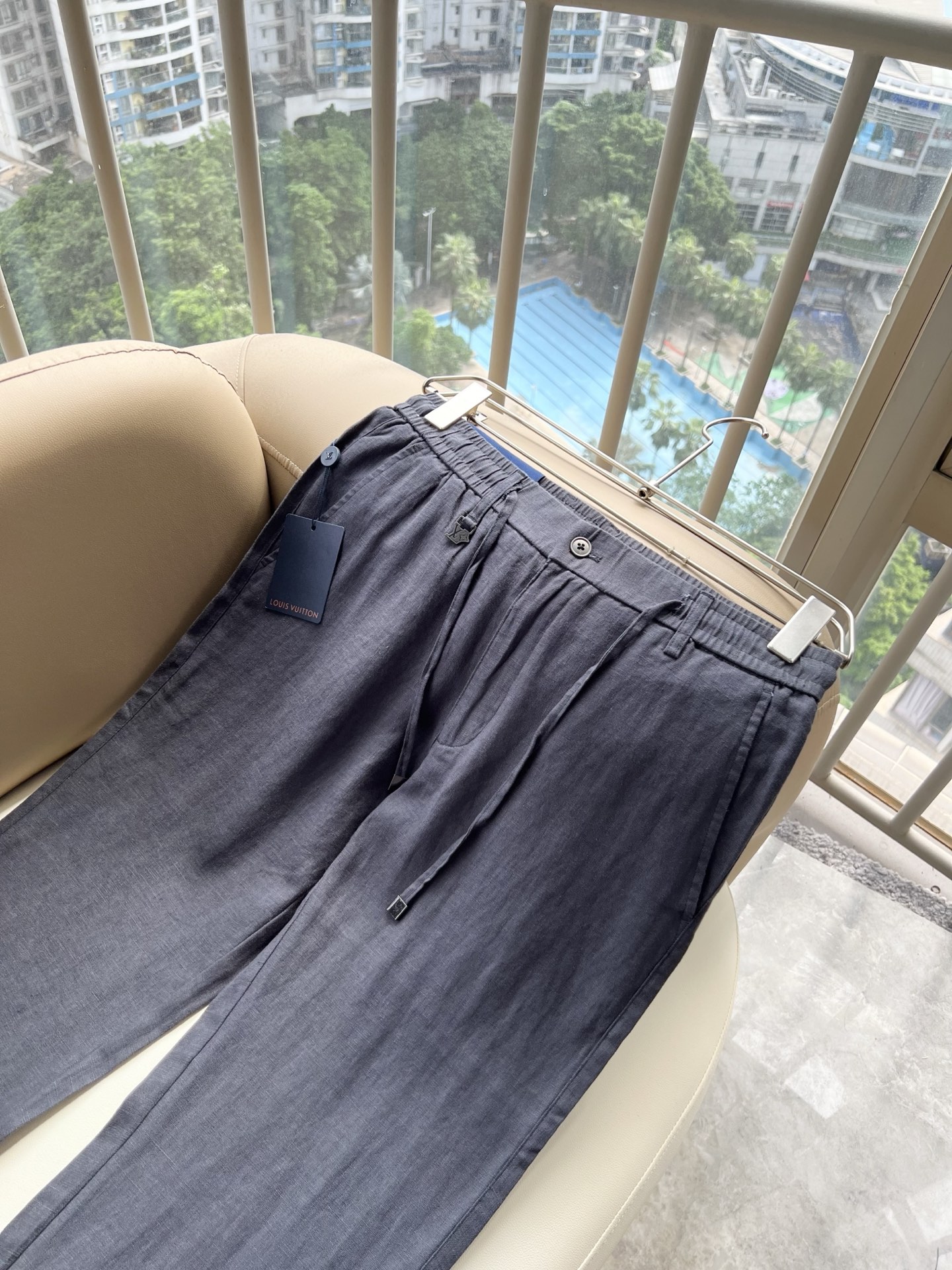 LouisVuitt*路易*登 2026春夏新款男士棉麻休闲裤,男士经典时尚百搭商务休闲西裤! 都市精英商务休闲首选, LouisVuitt*路易*登 2026春夏新款男士棉麻休闲裤,男士经典时尚百搭商务休闲西裤! 都市精英商务休闲首选,