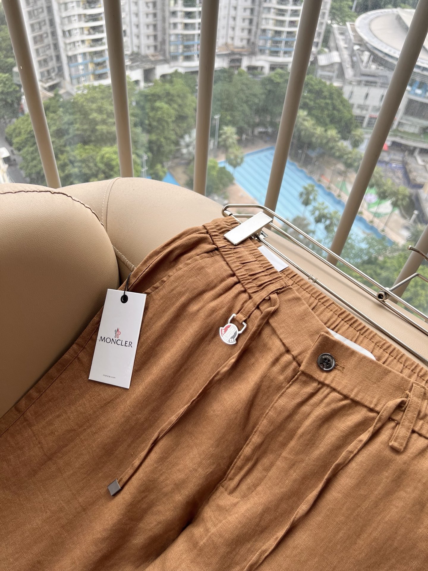 Moncl*r蒙*口2026春夏最新的贸易订单休闲裤！全品相！！腰身logo图案徽章设计！定制专属棉麻面料剪裁！上身舒适