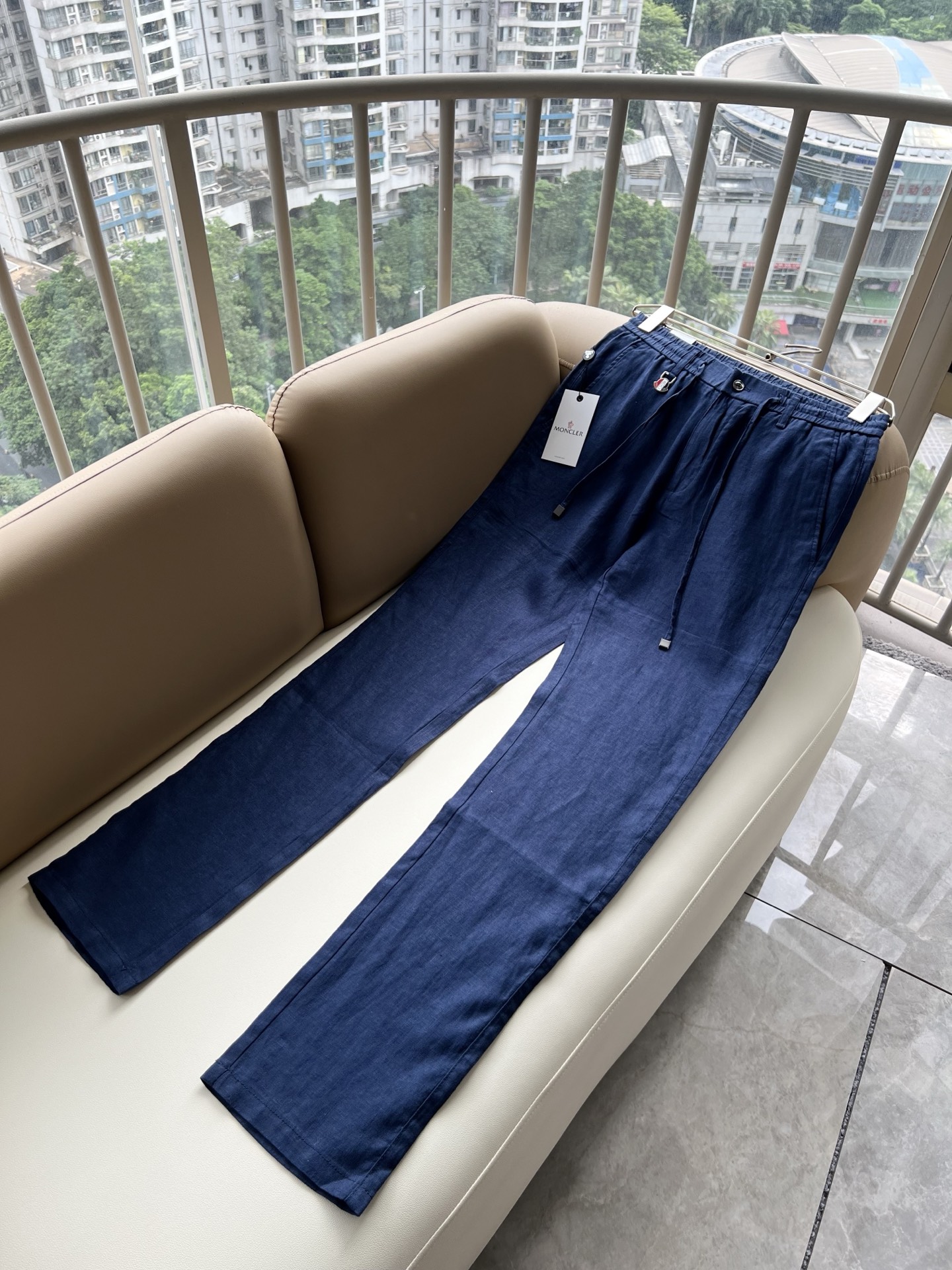 Moncl*r蒙*口2026春夏最新的贸易订单休闲裤!全品相!!腰身logo图案徽章设计!定制专属棉麻面料剪裁!上身舒适 Moncl*r蒙*口2026春夏最新的贸易订单休闲裤!全品相!!腰身logo图案徽章设计!定制专属棉麻面料剪裁!上身舒适