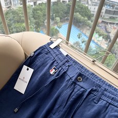 Moncl*r蒙*口2026春夏最新的贸易订单休闲裤!全品相!!腰身logo图案徽章设计!定制专属棉麻面料剪裁!上身舒适 Moncl*r蒙*口2026春夏最新的贸易订单休闲裤!全品相!!腰身logo图案徽章设计!定制专属棉麻面料剪裁!上身舒适