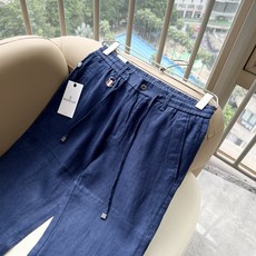 Moncl*r蒙*口2026春夏最新的贸易订单休闲裤!全品相!!腰身logo图案徽章设计!定制专属棉麻面料剪裁!上身舒适 Moncl*r蒙*口2026春夏最新的贸易订单休闲裤!全品相!!腰身logo图案徽章设计!定制专属棉麻面料剪裁!上身舒适