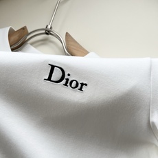 Dio*迪家 2026秋冬新款男女同款👫长袖打底衫,专柜同步发售!定制专属260克纯棉面料,定制原版工艺螺纹,胸前log Dio*迪家 2026秋冬新款男女同款👫长袖打底衫,专柜同步发售!定制专属260克纯棉面料,定制原版工艺螺纹,胸前log