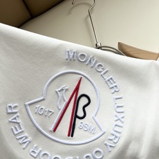 Moncler蒙口2026秋冬新款贸易订单长袖打底衫,全品相!!网红款!下摆logo图案刺绣设计!上身舒适透气,不僵硬, Moncler蒙口2026秋冬新款贸易订单长袖打底衫,全品相!!网红款!下摆logo图案刺绣设计!上身舒适透气,不僵硬,
