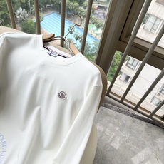 Moncler蒙口2026秋冬新款贸易订单长袖打底衫,全品相!!网红款!下摆logo图案刺绣设计!上身舒适透气,不僵硬, Moncler蒙口2026秋冬新款贸易订单长袖打底衫,全品相!!网红款!下摆logo图案刺绣设计!上身舒适透气,不僵硬,