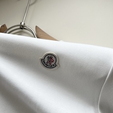 Moncler蒙口2026秋冬新款贸易订单长袖打底衫,全品相!!网红款!下摆logo图案刺绣设计!上身舒适透气,不僵硬, Moncler蒙口2026秋冬新款贸易订单长袖打底衫,全品相!!网红款!下摆logo图案刺绣设计!上身舒适透气,不僵硬,