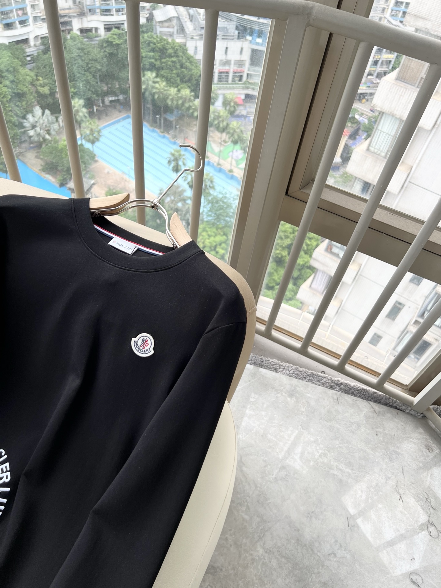 Moncler蒙口2026秋冬新款贸易订单长袖打底衫,全品相!!网红款!下摆logo图案刺绣设计!上身舒适透气,不僵硬, Moncler蒙口2026秋冬新款贸易订单长袖打底衫,全品相!!网红款!下摆logo图案刺绣设计!上身舒适透气,不僵硬,