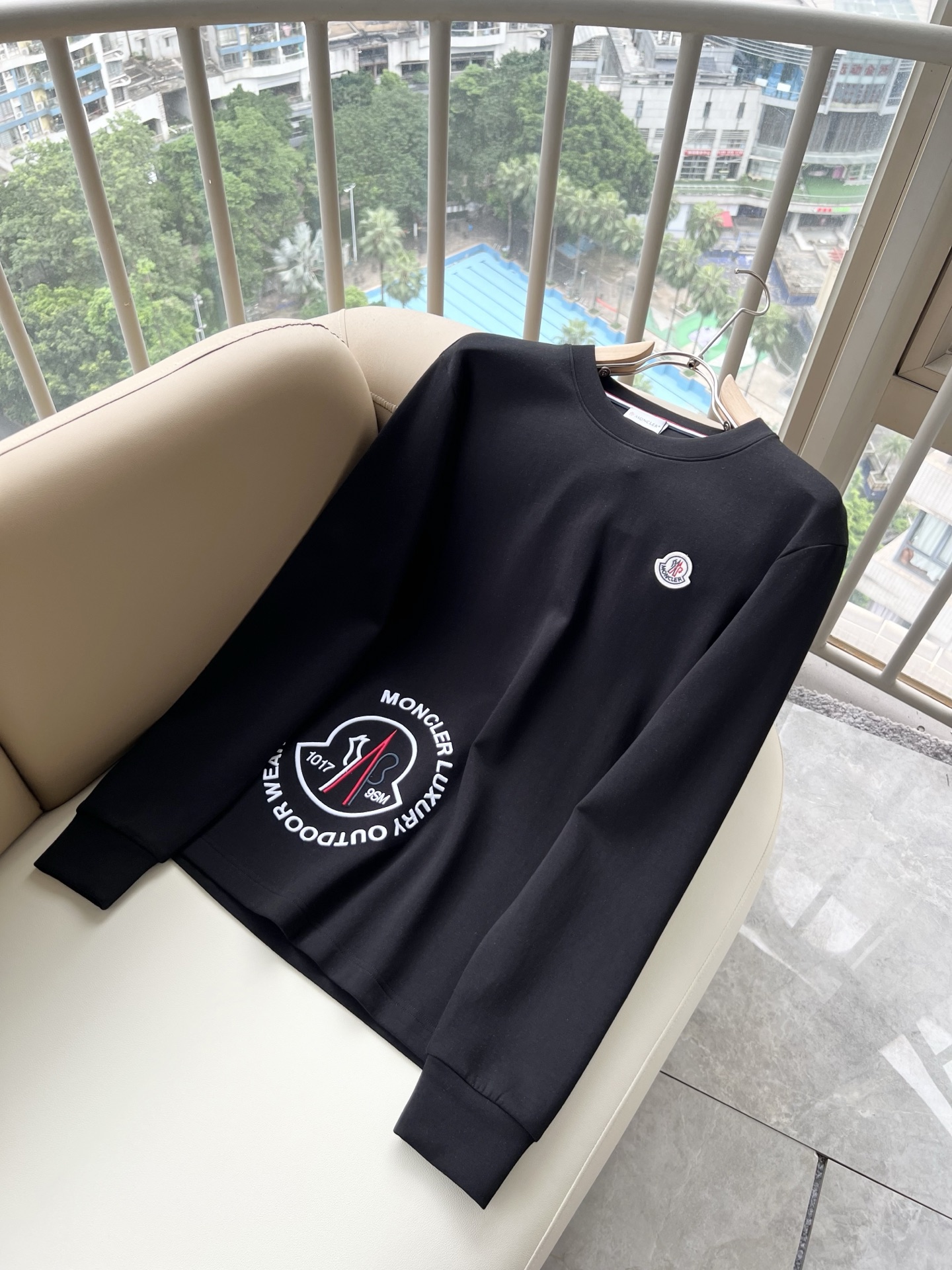 Moncler蒙口2026秋冬新款贸易订单长袖打底衫,全品相!!网红款!下摆logo图案刺绣设计!上身舒适透气,不僵硬, Moncler蒙口2026秋冬新款贸易订单长袖打底衫,全品相!!网红款!下摆logo图案刺绣设计!上身舒适透气,不僵硬,
