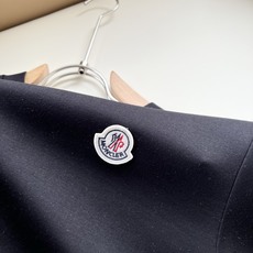 Moncler蒙口2026秋冬新款贸易订单长袖打底衫,全品相!!网红款!下摆logo图案刺绣设计!上身舒适透气,不僵硬, Moncler蒙口2026秋冬新款贸易订单长袖打底衫,全品相!!网红款!下摆logo图案刺绣设计!上身舒适透气,不僵硬,