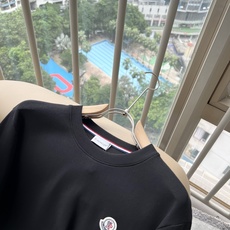 Moncler蒙口2026秋冬新款贸易订单长袖打底衫,全品相!!网红款!下摆logo图案刺绣设计!上身舒适透气,不僵硬, Moncler蒙口2026秋冬新款贸易订单长袖打底衫,全品相!!网红款!下摆logo图案刺绣设计!上身舒适透气,不僵硬,