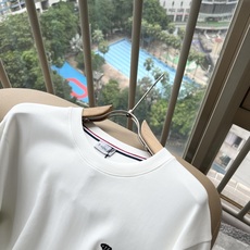 Moncler蒙口2026秋冬新款贸易订单长袖打底衫,全品相!!网红款!胸前logo图案刺绣设计!上身舒适透气,不僵硬, Moncler蒙口2026秋冬新款贸易订单长袖打底衫,全品相!!网红款!胸前logo图案刺绣设计!上身舒适透气,不僵硬,