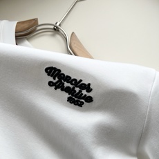 Moncler蒙口2026秋冬新款贸易订单长袖打底衫,全品相!!网红款!胸前logo图案刺绣设计!上身舒适透气,不僵硬, Moncler蒙口2026秋冬新款贸易订单长袖打底衫,全品相!!网红款!胸前logo图案刺绣设计!上身舒适透气,不僵硬,