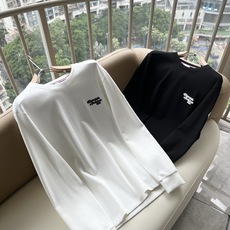 Moncler蒙口2026秋冬新款贸易订单长袖打底衫,全品相!!网红款!胸前logo图案刺绣设计!上身舒适透气,不僵硬, Moncler蒙口2026秋冬新款贸易订单长袖打底衫,全品相!!网红款!胸前logo图案刺绣设计!上身舒适透气,不僵硬,