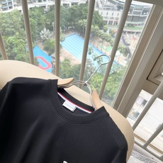 Moncler蒙口2026秋冬新款贸易订单长袖打底衫,全品相!!网红款!胸前logo图案刺绣设计!上身舒适透气,不僵硬, Moncler蒙口2026秋冬新款贸易订单长袖打底衫,全品相!!网红款!胸前logo图案刺绣设计!上身舒适透气,不僵硬,