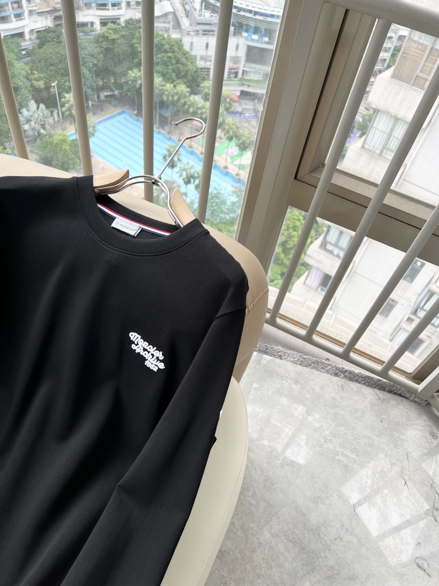 Moncler蒙口2026秋冬新款贸易订单长袖打底衫,全品相!!网红款!胸前logo图案刺绣设计!上身舒适透气,不僵硬, Moncler蒙口2026秋冬新款贸易订单长袖打底衫,全品相!!网红款!胸前logo图案刺绣设计!上身舒适透气,不僵硬,