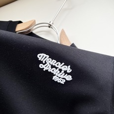 Moncler蒙口2026秋冬新款贸易订单长袖打底衫,全品相!!网红款!胸前logo图案刺绣设计!上身舒适透气,不僵硬, Moncler蒙口2026秋冬新款贸易订单长袖打底衫,全品相!!网红款!胸前logo图案刺绣设计!上身舒适透气,不僵硬,
