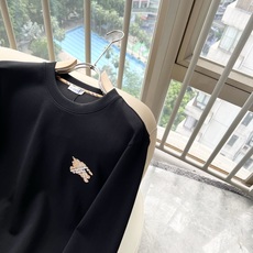 Bur*erry 巴*莉 2026秋冬新款男士长袖打底,品牌最新设计元素!既不单调也不复杂,恰到好处的展现品味!客供顶级 Bur*erry 巴*莉 2026秋冬新款男士长袖打底,品牌最新设计元素!既不单调也不复杂,恰到好处的展现品味!客供顶级