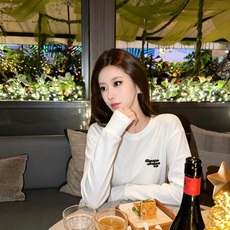 Moncler蒙口2026秋冬新款贸易订单长袖打底衫,全品相!!网红款!胸前logo图案刺绣设计!上身舒适透气,不僵硬, Moncler蒙口2026秋冬新款贸易订单长袖打底衫,全品相!!网红款!胸前logo图案刺绣设计!上身舒适透气,不僵硬,