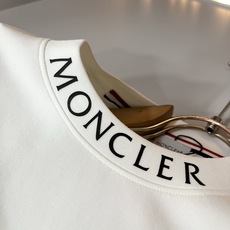 Moncler蒙口2026秋冬新款贸易订单短袖打底衫,全品相!!网红款!胸前logo图案刺绣设计!上身舒适透气,不僵硬, Moncler蒙口2026秋冬新款贸易订单短袖打底衫,全品相!!网红款!胸前logo图案刺绣设计!上身舒适透气,不僵硬,
