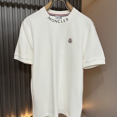 Moncler蒙口2026秋冬新款贸易订单短袖打底衫,全品相!!网红款!胸前logo图案刺绣设计!上身舒适透气,不僵硬, Moncler蒙口2026秋冬新款贸易订单短袖打底衫,全品相!!网红款!胸前logo图案刺绣设计!上身舒适透气,不僵硬,