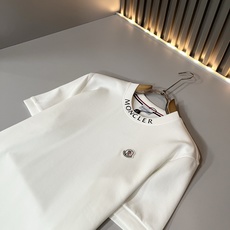 Moncler蒙口2026秋冬新款贸易订单短袖打底衫,全品相!!网红款!胸前logo图案刺绣设计!上身舒适透气,不僵硬, Moncler蒙口2026秋冬新款贸易订单短袖打底衫,全品相!!网红款!胸前logo图案刺绣设计!上身舒适透气,不僵硬,