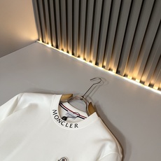 Moncler蒙口2026秋冬新款贸易订单短袖打底衫,全品相!!网红款!胸前logo图案刺绣设计!上身舒适透气,不僵硬, Moncler蒙口2026秋冬新款贸易订单短袖打底衫,全品相!!网红款!胸前logo图案刺绣设计!上身舒适透气,不僵硬,