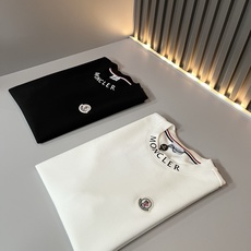 Moncler蒙口2026秋冬新款贸易订单短袖打底衫,全品相!!网红款!胸前logo图案刺绣设计!上身舒适透气,不僵硬, Moncler蒙口2026秋冬新款贸易订单短袖打底衫,全品相!!网红款!胸前logo图案刺绣设计!上身舒适透气,不僵硬,